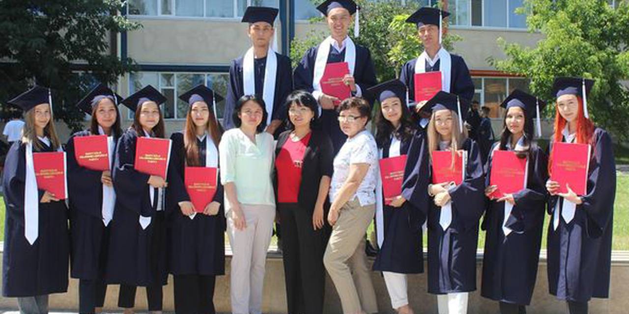 Дорогие выпускники, поздравляем вас с окончанием университета и защитой дипломных работ!