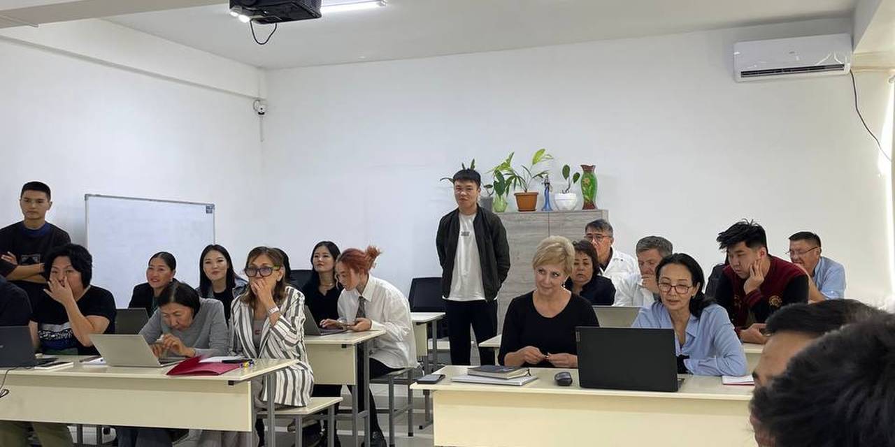 “Маалыматтык системалар жана технологиялар” багытынын студенттери ИИ колдонуу менен презентацияларды түзүү боюнча мастер-классөткөрүштү