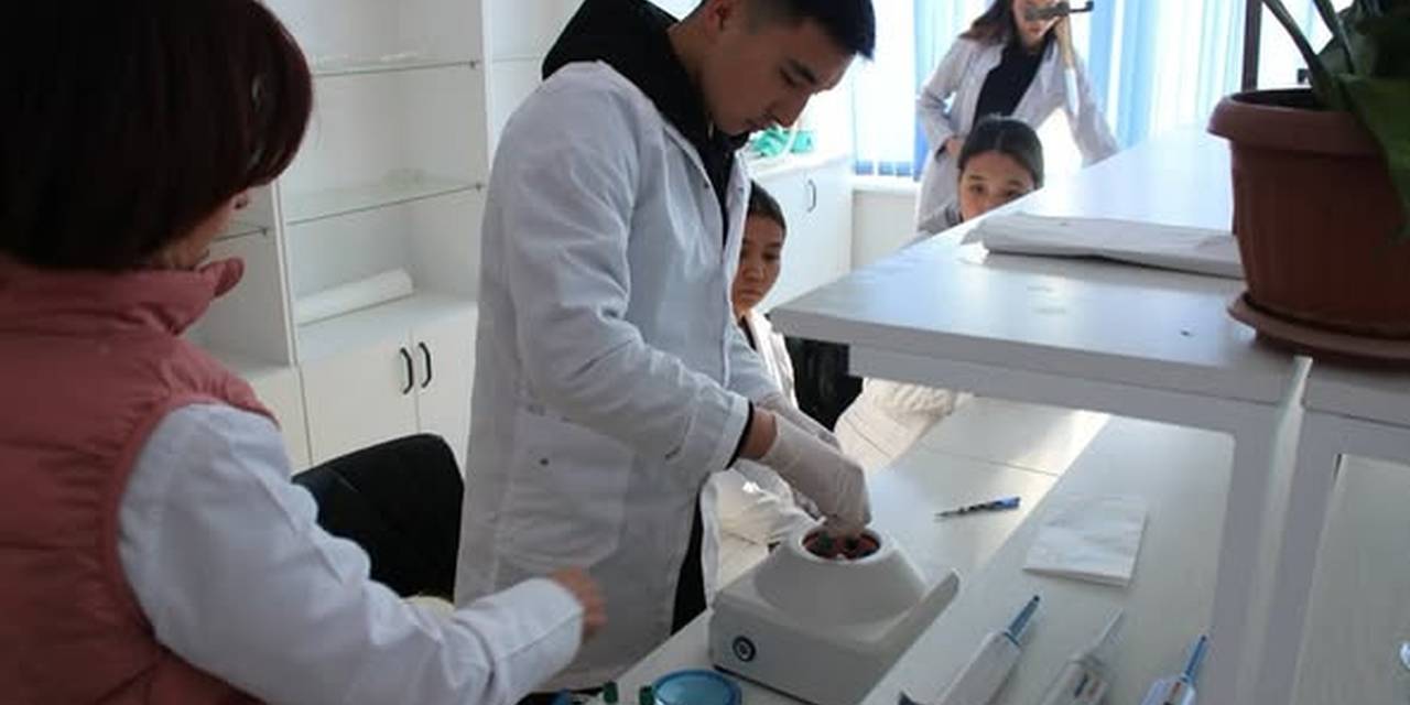 9-декабрда «Иммунологиялык изилдөө ыкмалары. Иммуноглобулин E (IgE) аныктоо үчүн ферменттик иммуносорбенттик анализ” тема боюнча ачык лабораториялык иштер  жүргүзүлдү